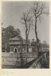 Small pavilion with double-eaved roof at Da jue si