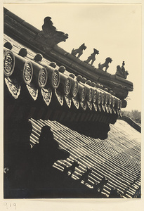 Building detail showing roof ornaments at Nanhai Gong Yuan