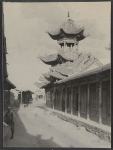 Into Ningsia Province.  [Tung Hsin Ch'en alias Pang Ko Ch'en (Half-a-town).]  Main street and minaret from the west.