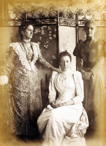 Susan Wilcockson and Ethel Mary Maitland (née Wilcockson) with another woman, by a screen