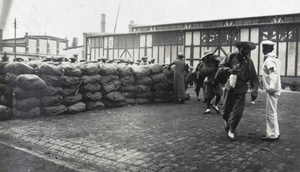 Chinese Labour Corps, carrying bags, quayside, Qingdao (青岛)
