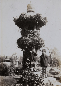 Two children near a stone lantern, Hongkew Park (虹口公園), Shanghai (上海)