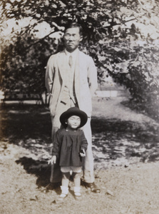 A man and a child, Hongkew Park (虹口公園), Shanghai (上海)