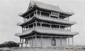 Foreigners by a gate tower, Taiyuan (太原)