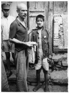 Dr. Norman Bethune (白求恩) and a boy with facial injuries