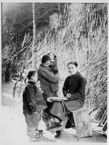 Hsiao Li Lindsay (李效黎) on a bench, with a  family, Pingxi