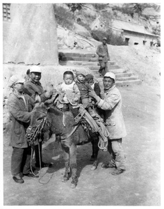 Jiaojichu children on a mule, with muleteers, Yan'an (延安)
