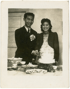 Qi Enhao and his wife prepare to cut the wedding cake