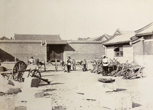 Russian soldiers guard captured Chinese guns, Tientsin