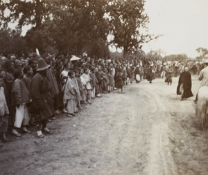 A crowd gathered to see or greet British officials entering Boshan, Shandong