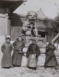 Group with the male lion (tongshi 銅獅), Lama Temple, Beijing