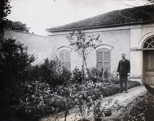 Oliver Heywood Hulme in a garden, Anqing (安庆）