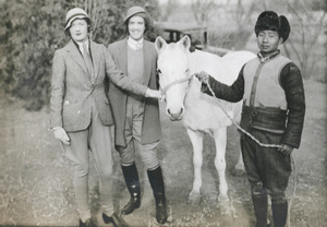 Vi Newall and Ann Phipps, with groom, c.1932-33