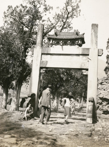 Visitors at ‘White Pine Temple’ (隆恩寺 Longen Temple), Shijing Hills (石景山), near Beijing