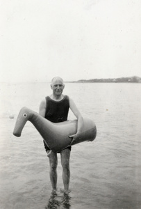 Edward Lawrence Cockell with a swimming float (horse), Beidaihe