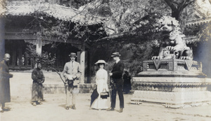 Tourists with the female lion (tongshi 銅獅) at the Lama Temple, Peking