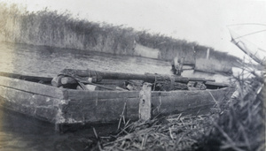 Punt, with retractable mast