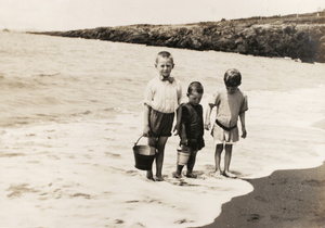 George Hutton Potts Jr. and Reginald Hutton Potts, on the beach, Qingdao