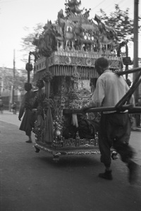 Delivery of a palanquin for a wedding, with bearers, Shanghai