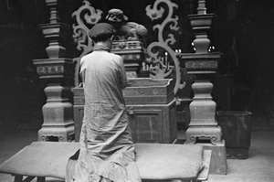 Worshipper at Hong Miao Temple (虹庙 ‘The Rainbow Temple’), Shanghai