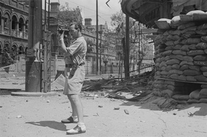 Photojournalist Harrison Forman filming in Range Road, Shanghai