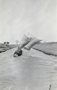 Sampan under sail in strong wind