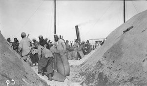 Workers bagging salt at Hanku (汉沽), Tianjin