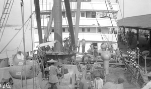 Unloading sacks from the S.S. 'Shantung' in Canton