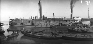 Steamship 'Tungting' (洞庭) unloading at Hankow