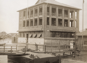 Flooded quayside, Changsha (長沙), during the 1924 floods