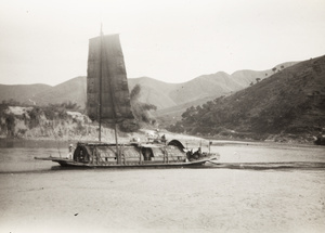 A boat on a river (probably the Bei River 北江)